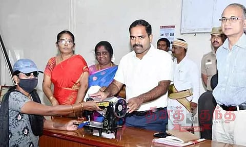 மனு கொடுத்த மாற்றுத்திறனாளிக்கு உடனடியாக இலவச தையல் எந்திரம்-கலெக்டர் வழங்கினார்