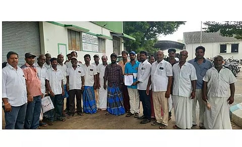தமிழகத்தில் குடும்ப அட்டைதாரர்களுக்கு பொங்கல் பரிசு தொகுப்புடன் மண்பானையும் வழங்க வேண்டும் கலெக்டரிடம் தொழிலாளர்கள் கோரிக்கை
