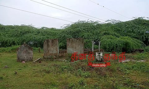 ஓகைப்பேரையூரில் இடிந்து கிடக்கும் குப்பை கிடங்கு