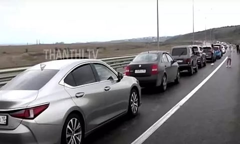 வெடித்து சிதறிய பாலத்தால்,. ரஷியா - கிரிமியா இடையே போக்குவரத்து பாதிப்பு