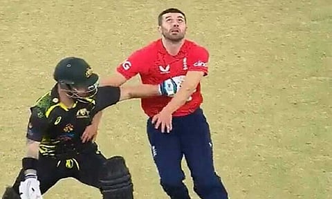 கேட்ச் பிடிக்க வந்த பவுலரை தடுத்த மேத்தீவ் வேட்: வைரல் வீடியோ