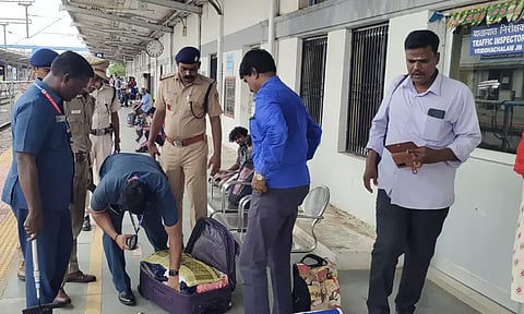 விருத்தாசலத்தில் பயணிகளிடம் போலீசார் திடீர் சோதனை