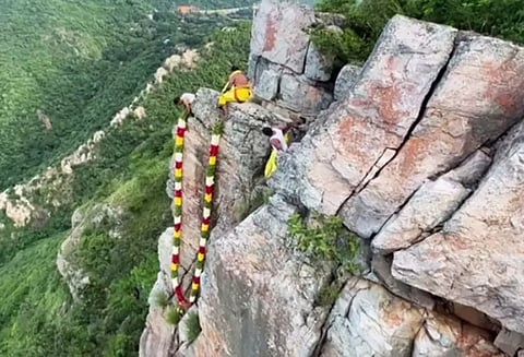 திருமலை செல்லும் வழியில் மலைக்குன்றின் மீது ஏழுமலையானின் உருவம் ; பக்தர்கள் பரவசம்