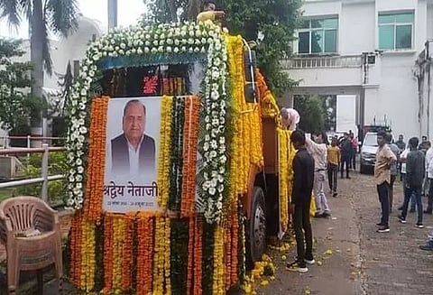 முலாயம் சிங் யாதவ் உடல் அரசு மரியாதையுடன் தகனம்