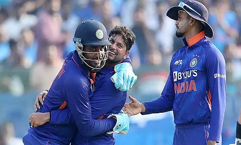 குல்தீப் சுழலில் சுருண்டது தென் ஆப்பிரிக்கா அணி: இந்தியாவுக்கு 100 ரன்கள் வெற்றி இலக்கு