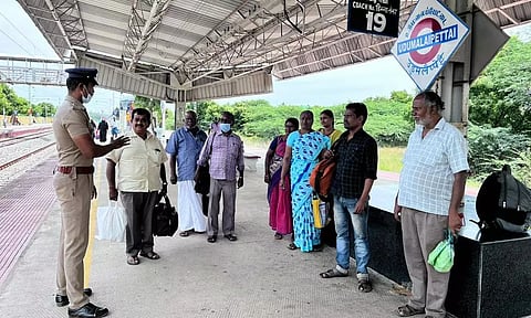 ரெயில்வே போலீசார் பாதுகாப்பு விழிப்புணர்வு பிரசாரம்