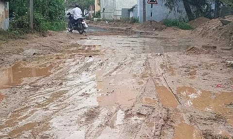 சேறும் சகதியுமான சாலை