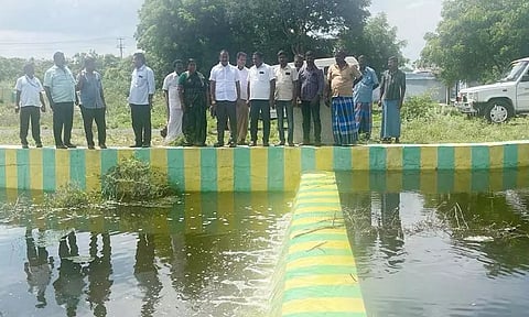 நிரம்பி வழியும் தடுப்பணை