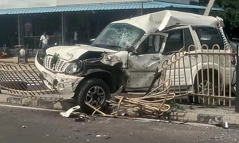 சாலை தடுப்பில் கார் மாதி விபத்து