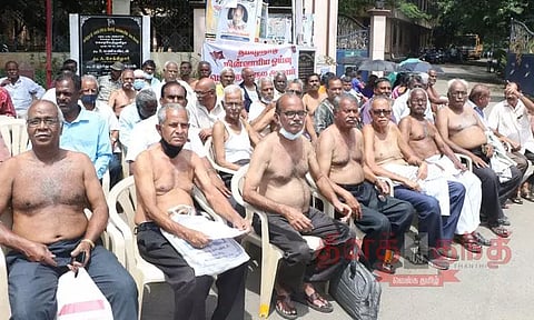 ஓய்வு பெற்ற மின்வாரிய ஊழியர்கள் அரை நிர்வாண போராட்டம்