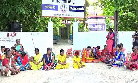 எட்டயபுரம் அருகே புகார் கொடுக்க சென்ற 2 பெண்களிடம் விசாரணை; போலீஸ் நிலையம் முற்றுகை