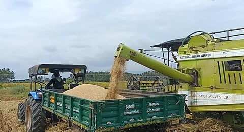 கம்பத்தில் முதல் போக நெல் அறுவடை பணிகள் தொடக்கம்