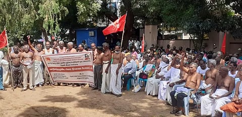 அகவிலைப்படி உயர்வு வழங்காததை கண்டித்து ஓய்வுபெற்ற மின்வாரிய ஊழியர்கள் அரை நிர்வாண போராட்டம்