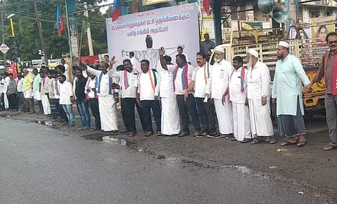 சின்னசேலத்தில் மனித சங்கிலி போராட்டம்