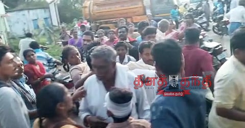 லாரி மீது வேன் மோதல்; 12 மாணவ, மாணவிகள் படுகாயம்