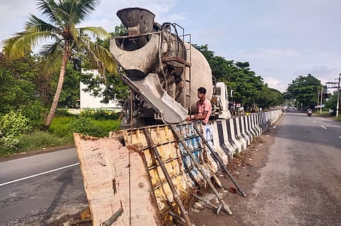 உயிர்பலி வாங்க காத்திருந்த தடுப்புச்சுவர் சீரமைப்பு