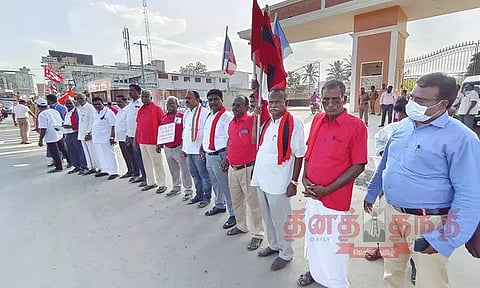 சமூக நல்லிணக்கத்தை வலியுறுத்தி மனித சங்கிலி போராட்டம்