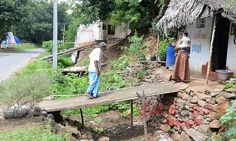 கால்வாயுடன் கூடிய பாலம் அமைக்க பொதுமக்கள் கோரிக்கை