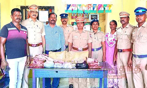 ரெயிலில் கடத்திய 4 கிலோ கஞ்சா பறிமுதல்