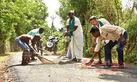தரமற்ற முறையில் சாலை அமைக்கப்பட்டதை கண்டித்து பொதுமக்கள், விவசாயிகள் நூதன போராட்டம்