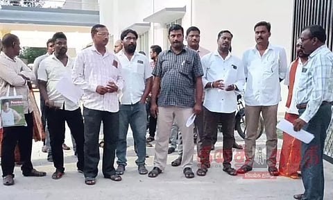 கிராம நிர்வாக அலுவலர்கள் சங்கத்தினர் ஆர்ப்பாட்டம்