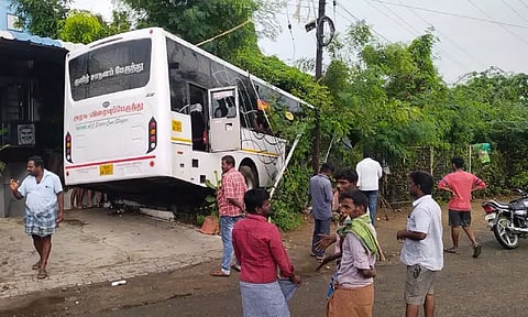 லாரி மீது அரசு பஸ் மோதி விபத்து
