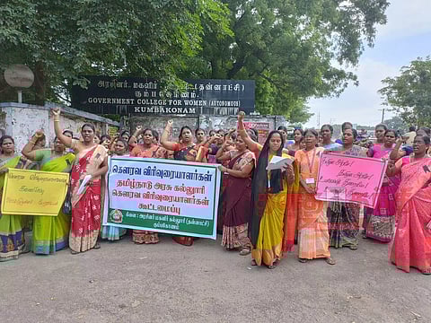 மகளிர் கல்லூரியில் கவுரவ விரிவுரையாளர்கள் 2-வது நாளாக ஆர்ப்பாட்டம்