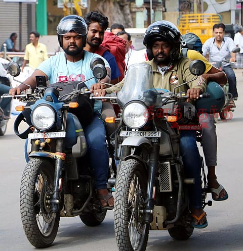 பொன்னியின் செல்வன் திரைப்படத்தை பார்த்து வியப்பு: ஆந்திர புகைப்பட கலைஞர்கள் மோட்டார் சைக்கிளில் சுற்றுப்பயணம்