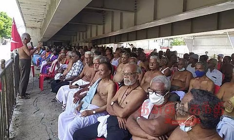 நாகர்கோவிலில் ஓய்வு பெற்ற மின்வாரிய ஊழியர்கள் அரை நிர்வாண போராட்டம்