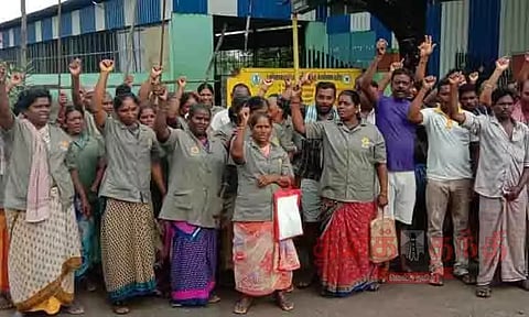 பணியை புறக்கணித்து துப்புரவு பணியாளர்கள் ஆர்ப்பாட்டம்