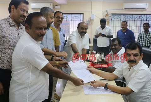 பஸ் நிலையத்தை உடனே திறக்க வேண்டும்- மேயர் சரவணனிடம் வியாபாரிகள் மனு