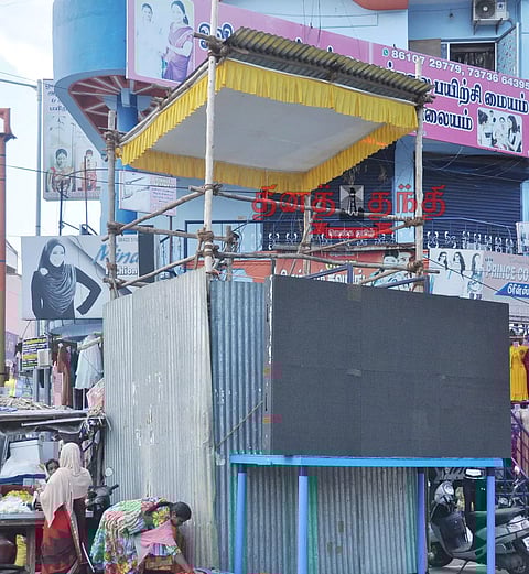 தீபாவளி பண்டிகையை முன்னிட்டு ஈரோடு கடைவீதிகளில் கண்காணிப்பு கோபுரங்கள் அமைப்பு; கேமராக்களும் பொருத்தப்படுகிறது