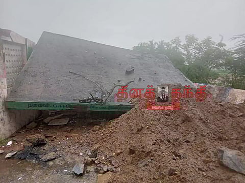 புஞ்சைபுளியம்பட்டி அருகே லாரி மோதி நிழற்குடை சேதம்