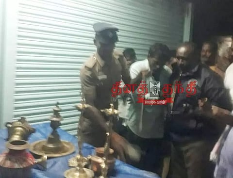 பவானி அருகே கோவிலில் குத்துவிளக்குகள் திருடிய 2 பேர் கைது