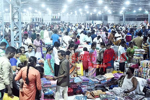 ஈரோடு ஜவுளி சந்தையில் தீபாவளி விற்பனை களைகட்டியது