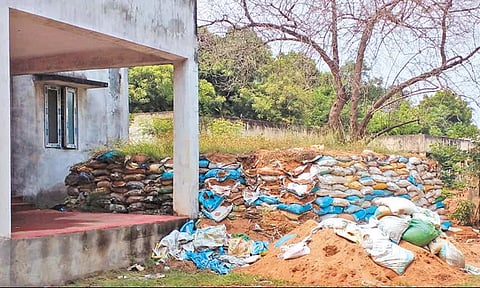 படப்பை பொதுப்பணித்துறை அலுவலகத்தில் சிதிலமடைந்த நிலையில் மணல் மூட்டைகள் - நடவடிக்கை எடுக்க பொதுமக்கள் கோரிக்கை