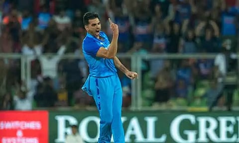 டி20 உலகக்கோப்பை தொடரிலிருந்து தீபக் சாஹர் விலகல்..! மாற்று வீரர் தேர்வு...