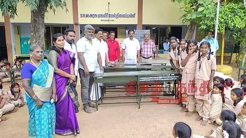 அரசு பெண்கள் மேல்நிலைப்பள்ளிக்கு 40 மேஜை, இருக்கைகள்