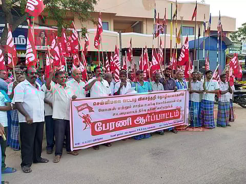 சென்னிமலையில் ஏ.ஐ.டி.யு.சி. தொழிற்சங்கத்தினர் ஆர்ப்பாட்டம்