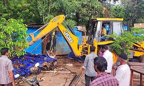 சாலையோர ஆக்கிரமிப்பு அகற்றம்