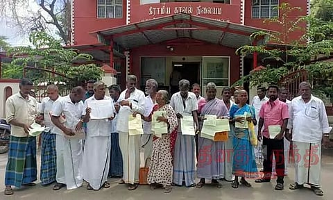 ரூ.60 லட்சம் மோசடி செய்தவர் மீது புகார் அளிக்க வந்த பொதுமக்கள்