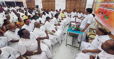 அ.தி.மு.க.வை அழிக்க பாடுபட்டு வருபவர் ஓ.பன்னீர்செல்வம்