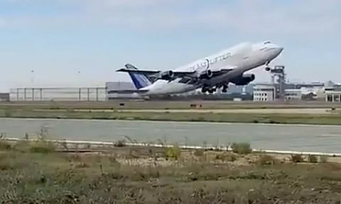 விமானத்தில் இருந்து கழன்று விழுந்த டயர்... அதிர்ஷ்டவசமாக விபத்தின்றி தப்பியது...!