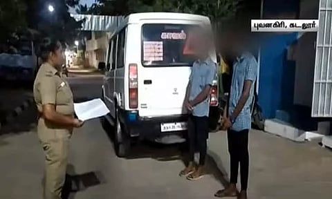 அடிக்கடி சண்டை போட்டுக் கொண்ட பள்ளி மாணவர்கள் - காவல் ஆய்வாளர் வழங்கிய நூதன தண்டனை