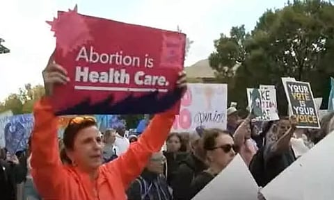 அமெரிக்காவில் இடைத்தேர்தலை முன்னிட்டு கருக்கலைப்பு உரிமைக்கு ஆதரவாக வலுக்கும் போராட்டம்