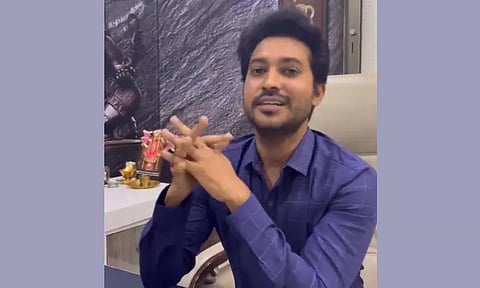 சீனு ராமசாமி இயக்கத்தில் நடிக்கும் 'மெஹந்தி சர்க்கஸ்' ஹீரோ..!