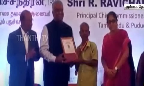 வனப்பகுதியில் நடந்தே சென்று சேவை செய்யும் தபால்காரர்- தக் சேவா விருது கொடுத்து கவுரவம்