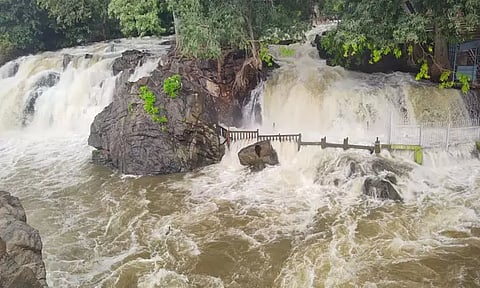 நீர்வரத்து அதிகரிப்பு: ஒகேனக்கல் அருவியில் 4-வது நாளாக குளிக்க, பரிசல் இயக்க தடை