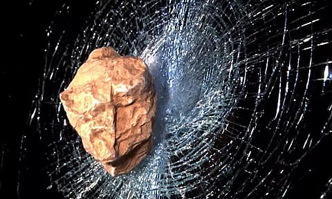 படிக்கட்டில் தொங்கியபடி பயணம் செய்ததை கண்டக்டர் கண்டித்ததால் மாநகர பஸ் கண்ணாடியை அடித்து நொறுக்கிய பள்ளி மாணவர்கள்