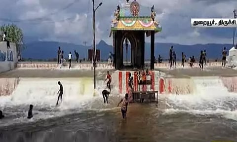 தொடர் மழையால் நிரம்பி வழியும் துறையூர் பெரிய ஏரி - ஆபத்தை உணராமல் விளையாடும் சிறுவர்கள்